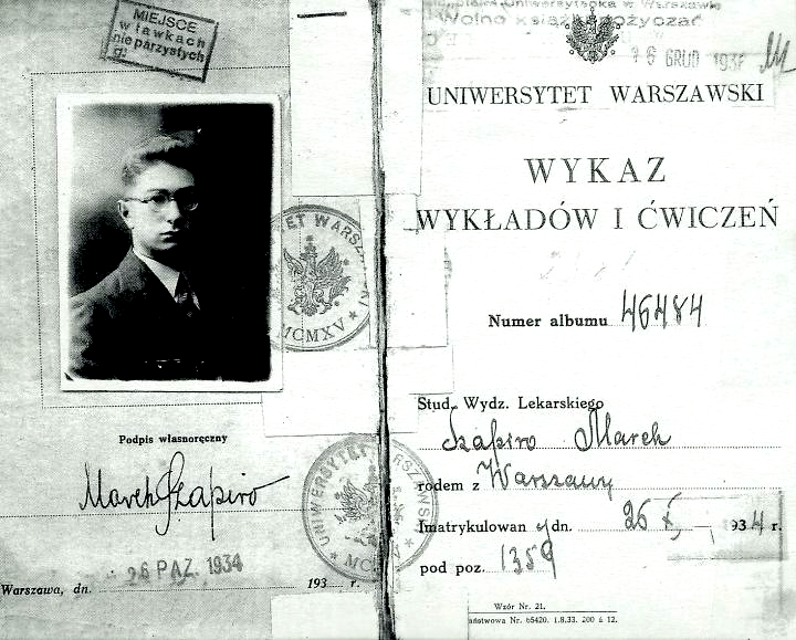 Билет студента Варшавского университета Марека Шапиро с печатью «Место на нечетных скамьях» (в скамейках гетто).