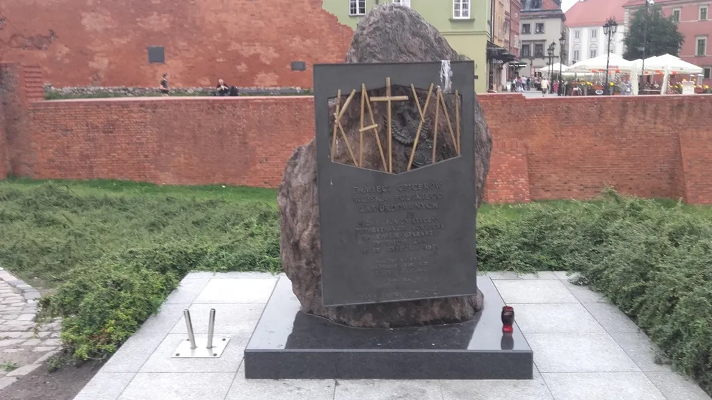 Памятник жертвам Катыни в Варшаве. Фото Владимира Тулина.