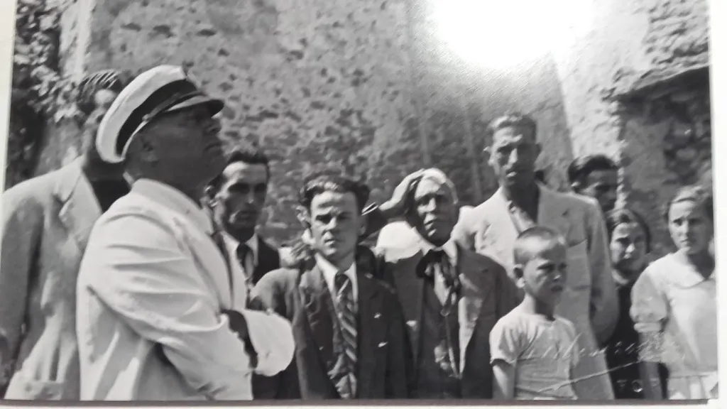 Муссолини при посещении родного города.