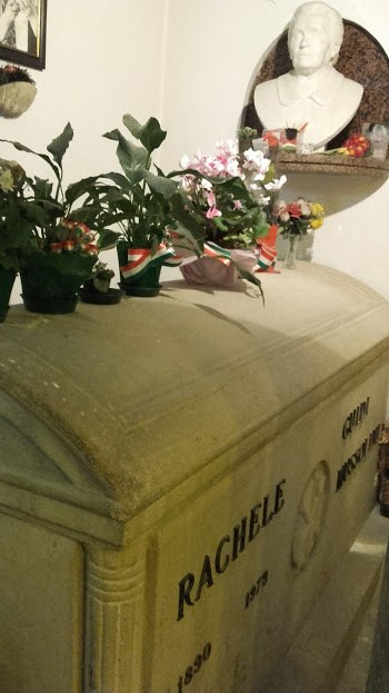 Могила Ракель Муссолини. Фото Владимира Тулина.