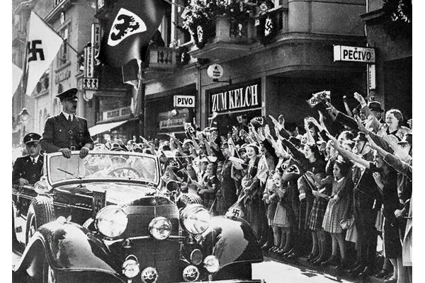Жители Праги приветствуют Гитлера в марте 1939 года.
