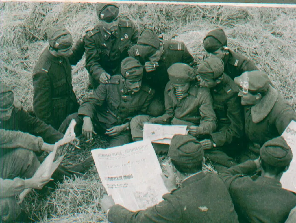 Советский десантник и болгарские солдаты.