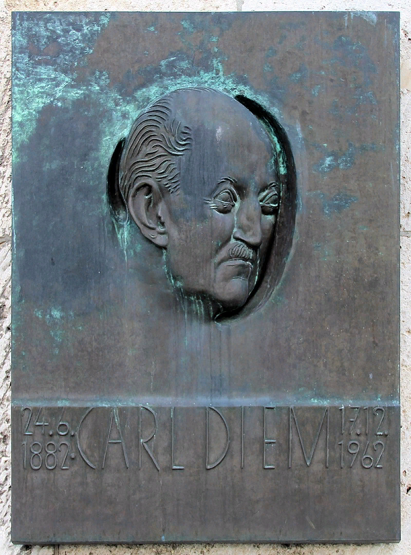 Памятная доска Карлу Диму на Берлинском стадионе.