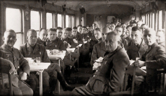 Швейцарская медицинская миссия по пути на фронт. На переднем плане в центре - Ойген Бирхер. Октябрь 1941 года.