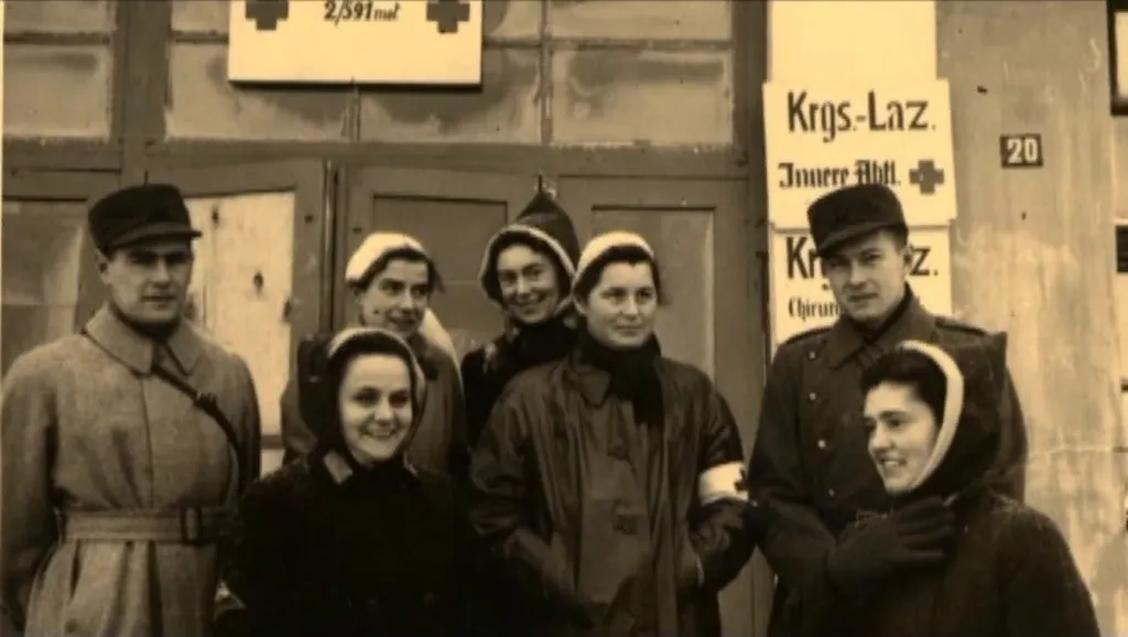 Швейцарцы у входа в лазарет в Смоленске.