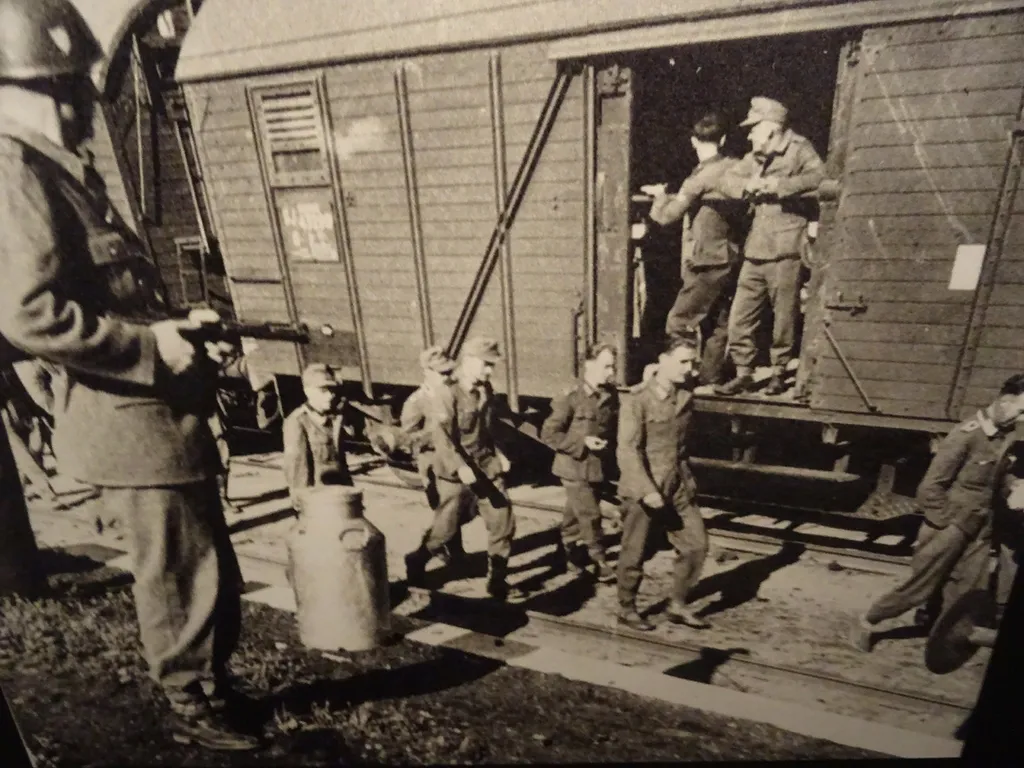 Шведский солдат охраняет немцев, едущих транзитом через Швецию.