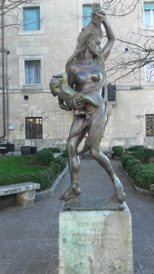 Памятник жертвам английской бомбардировки в Сан-Марино. Фото Владимира Тулина.