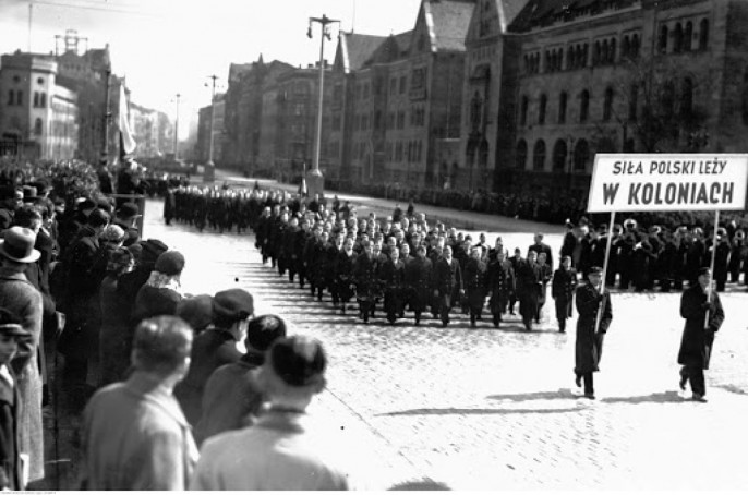 Надпись на транспаранте "Сила Польши в колониях".