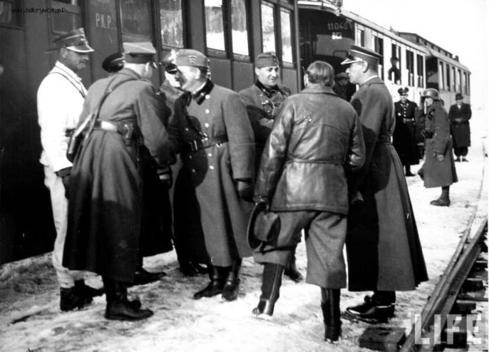 Встреча польских и венгерских офицеров на захваченной территории Чехословакии в 1938 году.