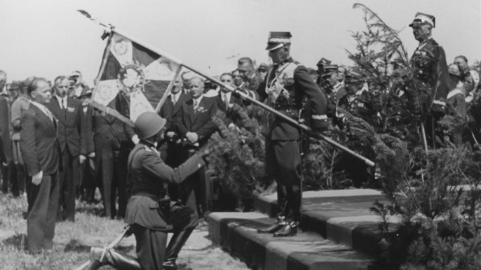 Вручение знамени 30-му легкому артиллерийскому полку из Бреста в аэропорту Замоча 17 июля 1938 года. Маршал Эдуард Смиглы-Рыдз вручает командиру полка знамя.