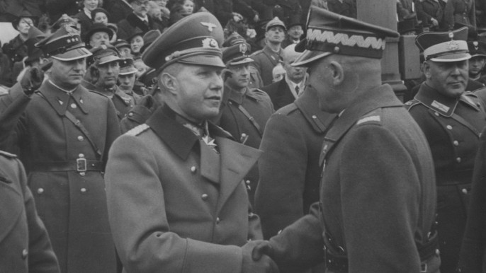 Рукопожатие польского маршала Эдварда Рыдз-Смиглы и немецкого генерала Богислава фон Штудница в 1938 году.