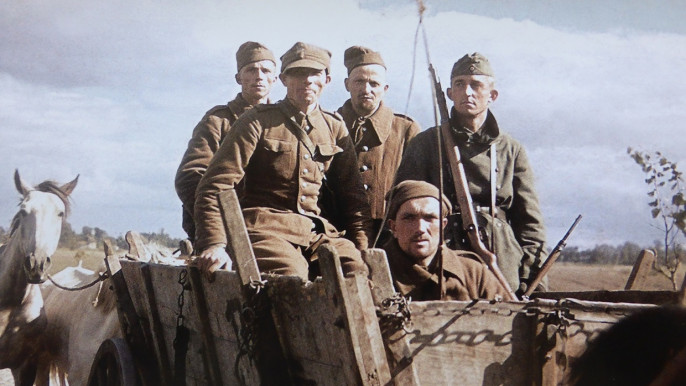 Польские военнопленные под охраной немецкого солдата в сентябре 1939 года.