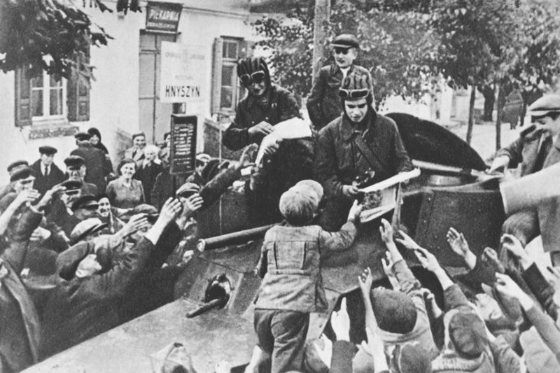 Экипаж советского бронеавтомобиля БА-10 раздает газеты жителям польского города Кнышин в сентябре 1939 года.
