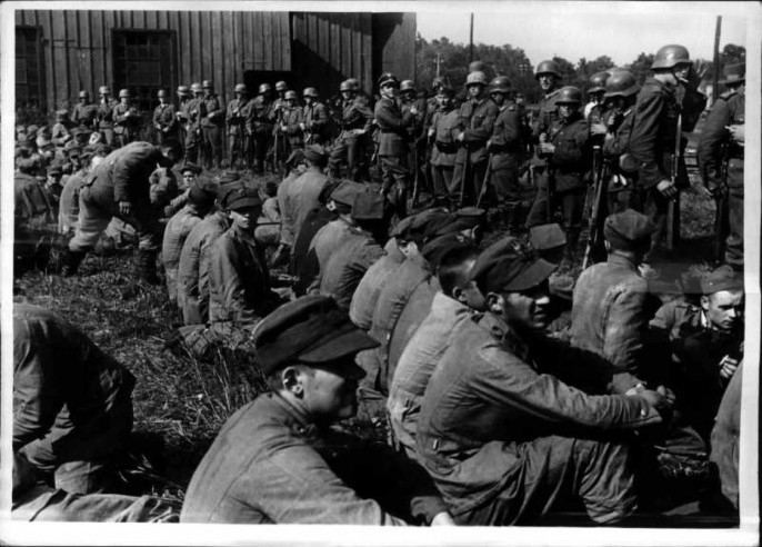 Сдавшиеся в плен участники обороны Вестерплатте, 1939 год.
