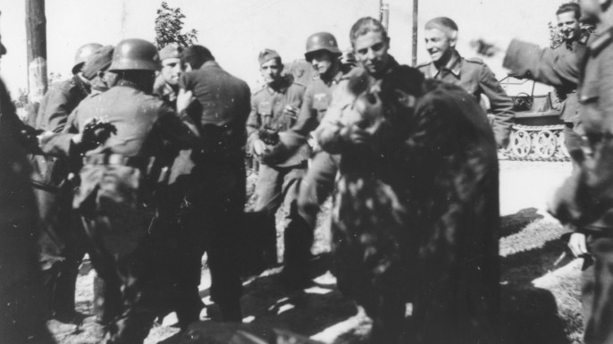 Немецкие солдаты избивают евреев в районе Лодзи, 1939 год.