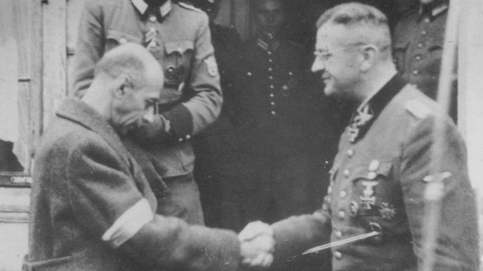 Руководитель Варшавского восстания генерал Коморовский пожимает руку обергруппенфюреру СС фон дем Бах-Зелевски после капитуляции.