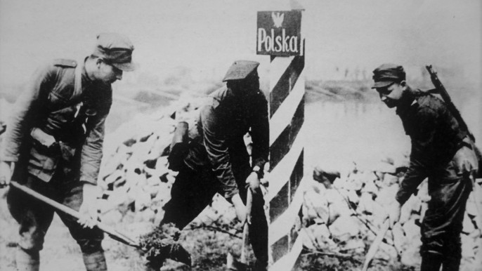 Польские солдаты устанавливают указатели на новой польско-немецкой границе по реке Одер.