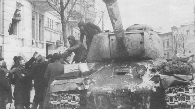 Жители польского города Познань приветствуют советских танкистов, 1945 год.