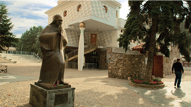 Памятник матери Терезы перед ее музеем в Скопье. Фото Владимира Тулина.