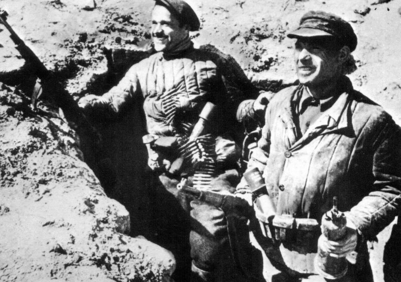 Советские партизаны у выхода из катакомб.