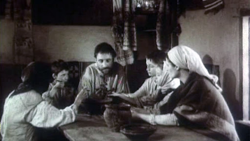 Кадр из фильма «Голод 33».