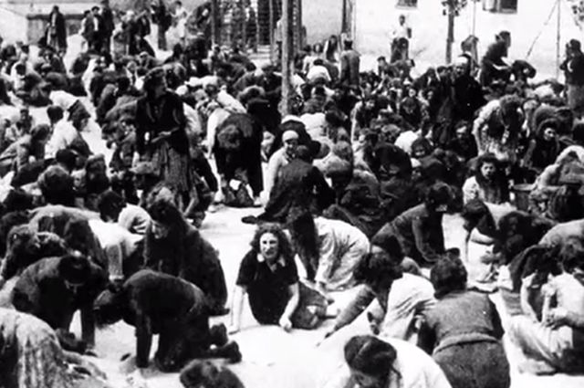 Еврейки моют улицу во Львове зубными щетками. Июль 1941 года.