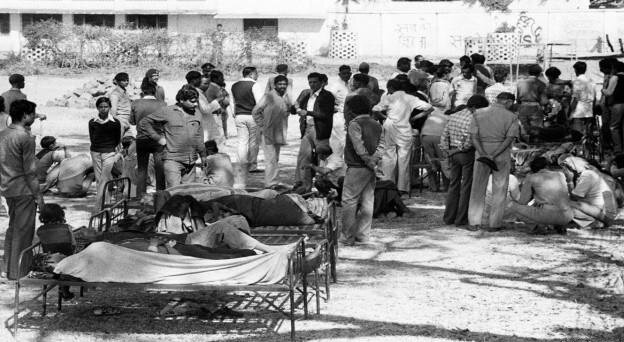 Очередь в больницу в Бхопале 4 декабря 1984 года.