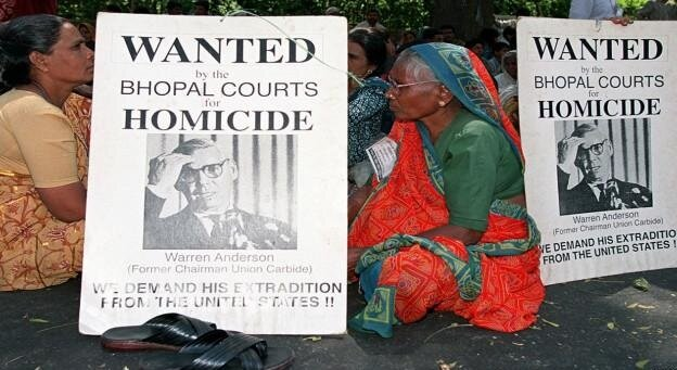 Демонстрация перед посольством США в Дели с требованием выдачи Уоррена Андерсона.