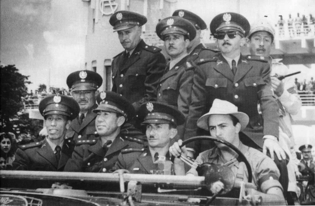 Президент Гватемалы Карлос Армас с членами правительства.