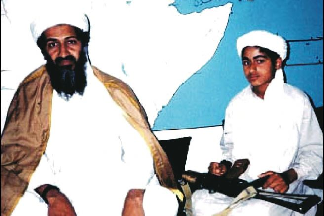 Усама бен Ладен с сыном Хамзой.