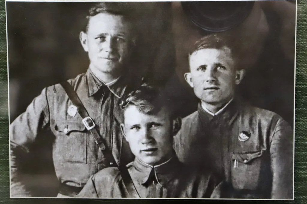 Фриц Шменкель (слева) с боевыми товарищами Иваном Зоновым и Александром Моисеевым.