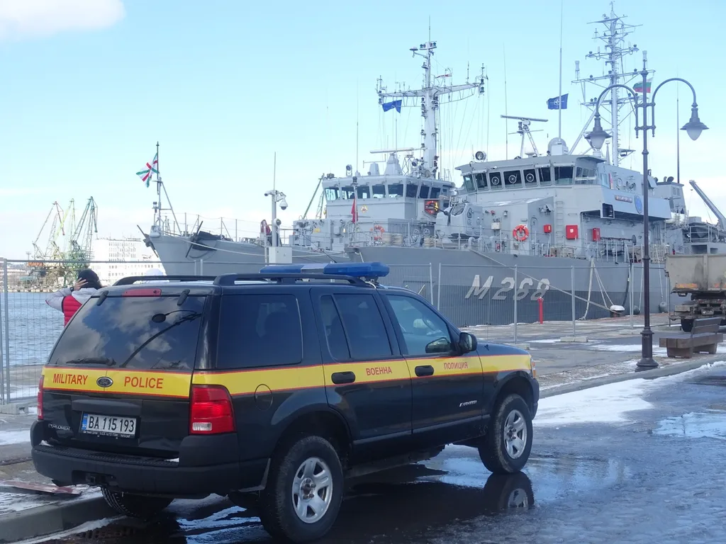Болгарский и турецкий военные корабли в порту Варна. Фото Владимира Тулина.