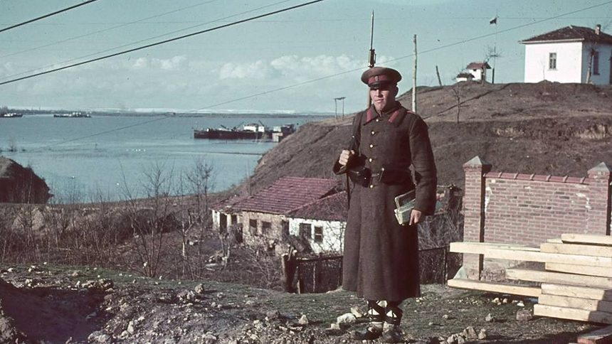 Болгарский солдат в лаптях на берегу Дуная. От сайта lostbulgaria.com