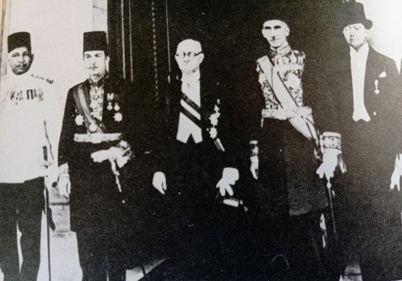 Янко Пеев (в центре) на дипломатическом приеме в Каире.