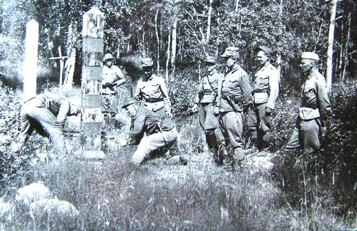 Финские солдаты спиливают советский пограничный столб летом 1941 года.