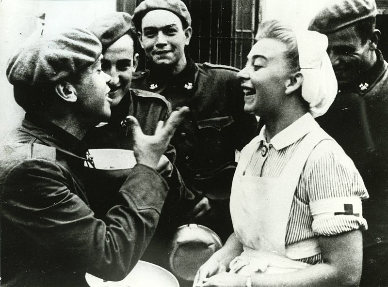 Солдаты "Голубой дивизии" беседуют с медсестрой в Германии в июле 1941 года.