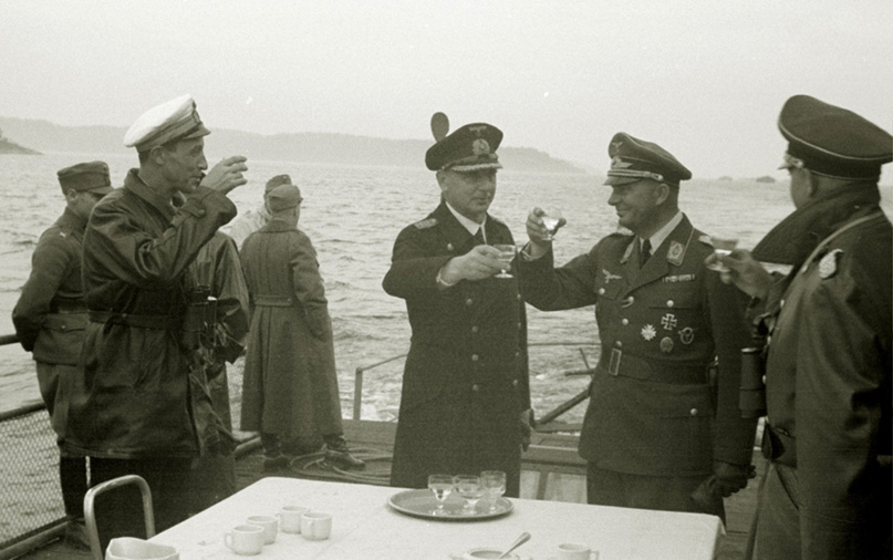 Слева - командир отряда итальянских катеров Д. Бьянчини, представитель кригсмарине Гельмут Лейснер и подполковник люфтваффе Фридрих Зибель. Ладога, август 1942 года.