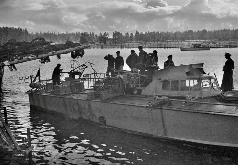 Торпедный катер MAS 529 12-го дивизиона торпедных катеров итальянского флота в бухте Сортанлахти (в настоящее время посёлок Владимировка в Громовском сельском поселении Приозерского района Ленинградской области) на Ладожском озере.