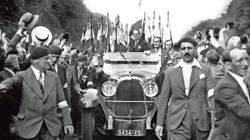 Манифестация «Огненных крестов». В центре — полковник Де ля Рок.