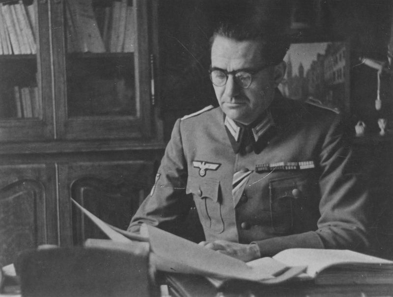 Жак Дорио в форме оберлейтенанта Французского легиона. Май 1944 года.