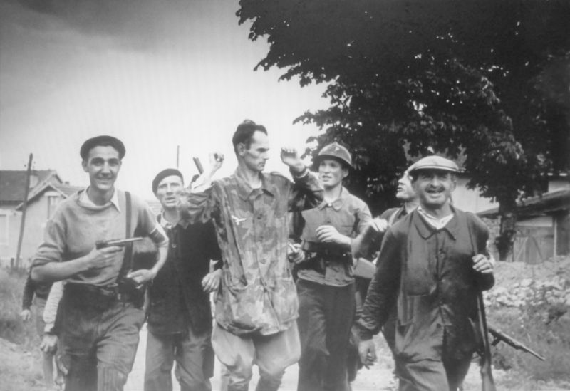 Бойцы Движения Сопротивления конвоируют пленного немца. Август 1944 года.