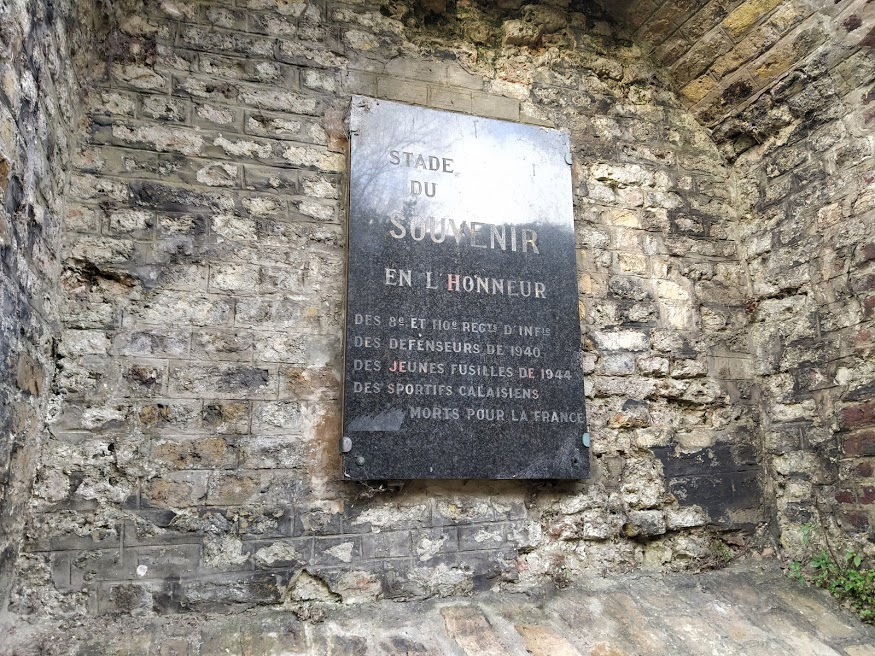 Мемориальная доска в честь павших за Францию. Фото Владимира Тулина.