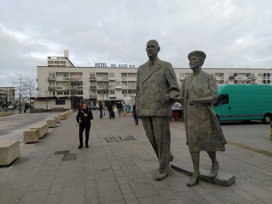 Памятник генералу Де Голлю с женой в городе Кале. Фото Владимира Тулина.
