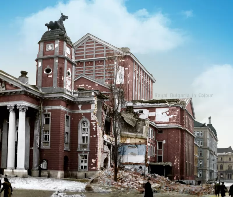 Здание Народного театра имени Ивана Вазова в Софии после американской бомбардировки.