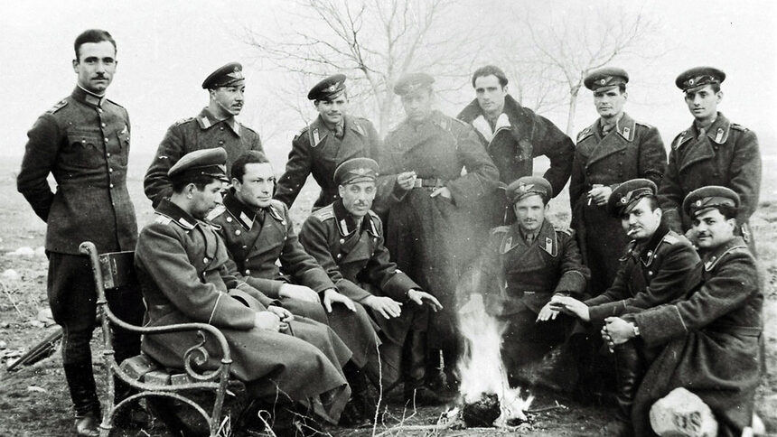 Болгарские летчики-истребители. Второй слева сидит Димитр Списаревский.