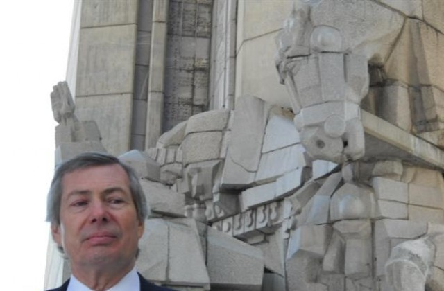 Посол США Джеймс Уорлик у памятника Создателям болгарской державы в 2011 году.