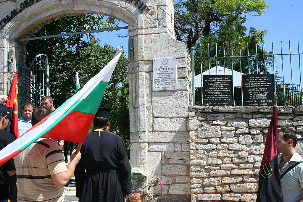 Мемориальная доска в память об Андоне Калчеве в Балчике, Болгария.