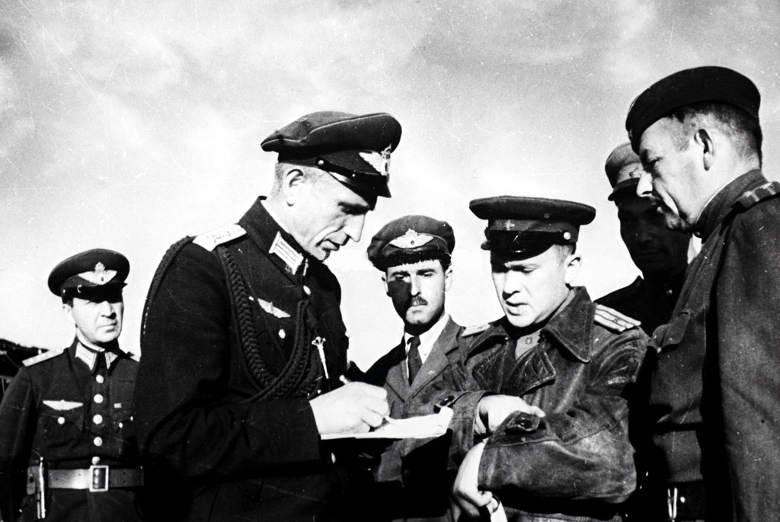 Болгарские и советские летчики.