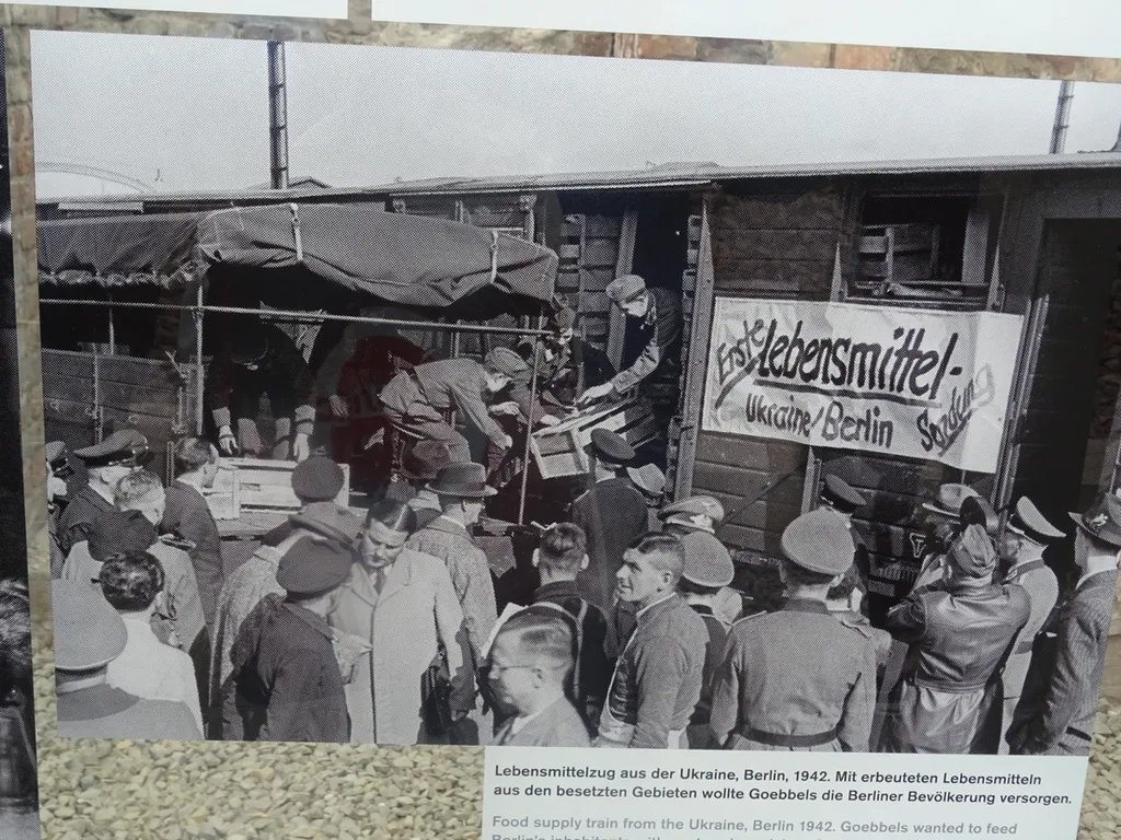 Музей Топография террора в Берлине. Получение продовольствия из Украины в Берлине в 1942 году. Фото Владимира Тулина.