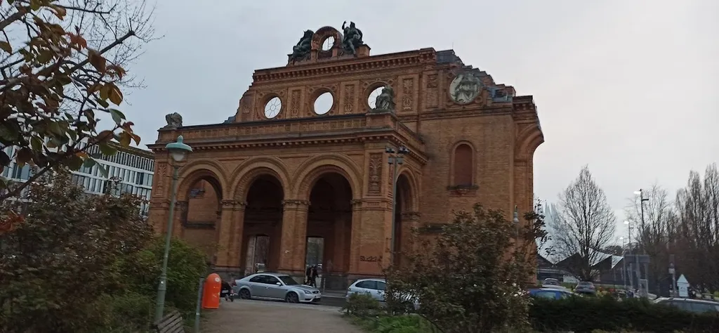 Руины Анхальтского вокзала в Берлине, разбомбленного авиацией западных союзников 3 февраля 1945 года. Фото Владимира Тулина.